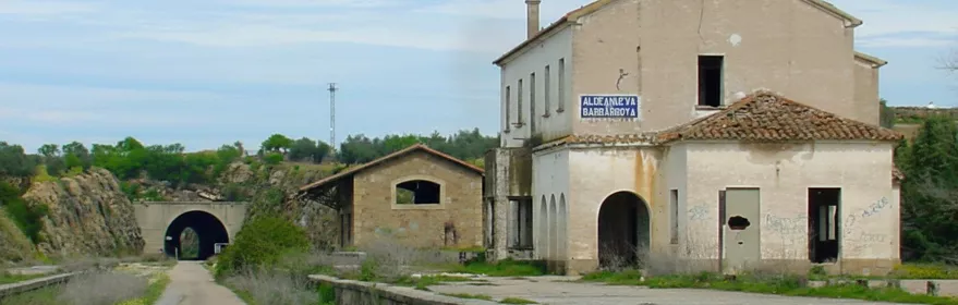Antigua estación de tren abandonada junto a un camino natural