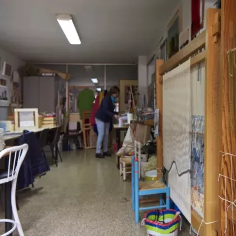 Imagen de una persona creando alfombras