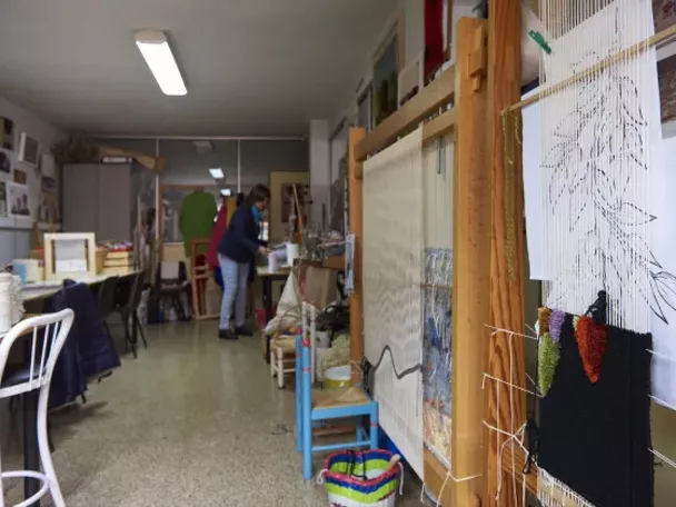 Imagen de una persona creando alfombras