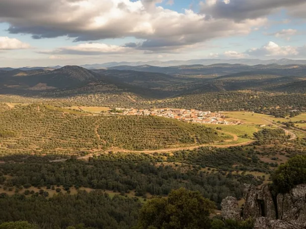 Vista panorámica del municipio entre sierras y dehesas