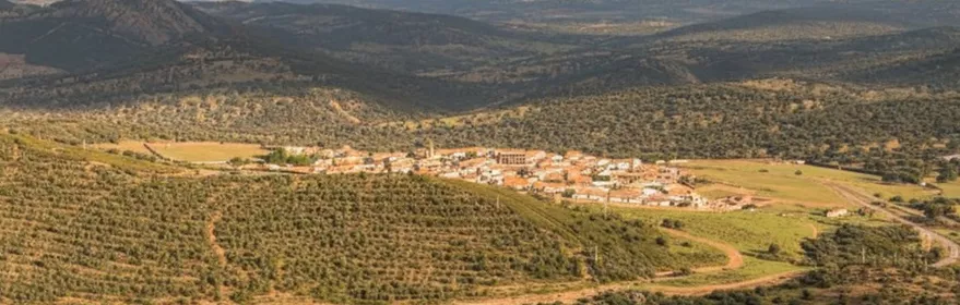 Vista panorámica del municipio entre sierras y dehesas