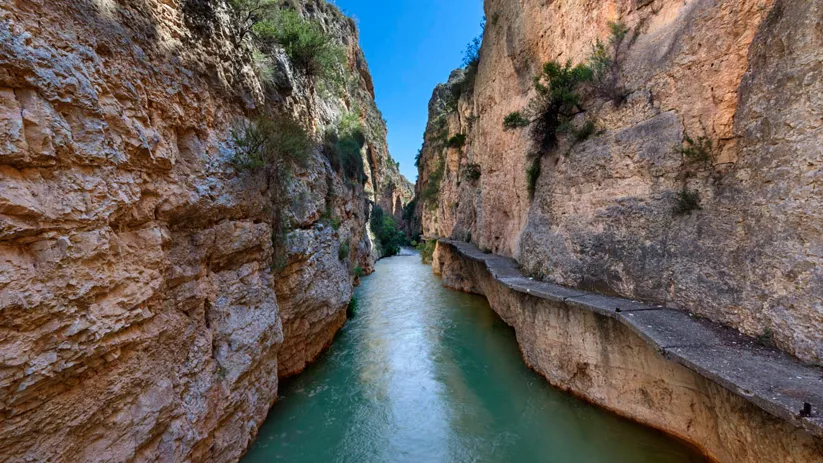 Desfiladero con río entre paredes de roca