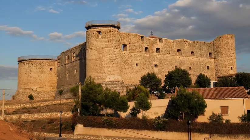 Castillo de piedra sobre elevación y cielo azul