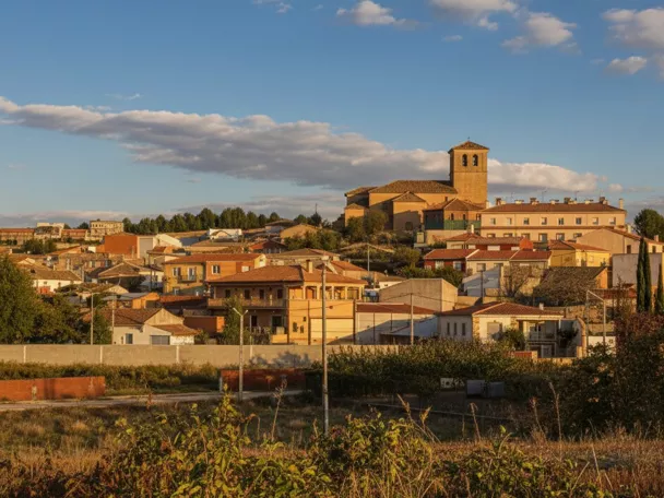 Vista panorámica del casco urbano al atardecer