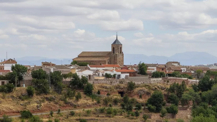 Panorámica del pueblo con iglesia sobre una colina