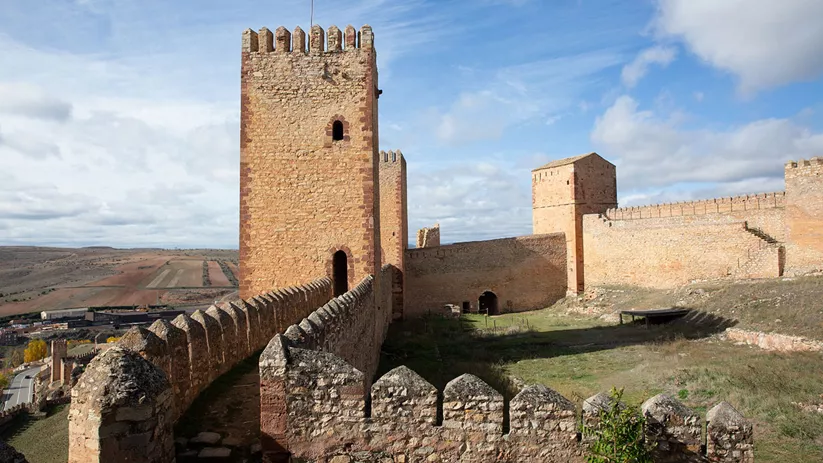 Muralla y torres defensivas de piedra
