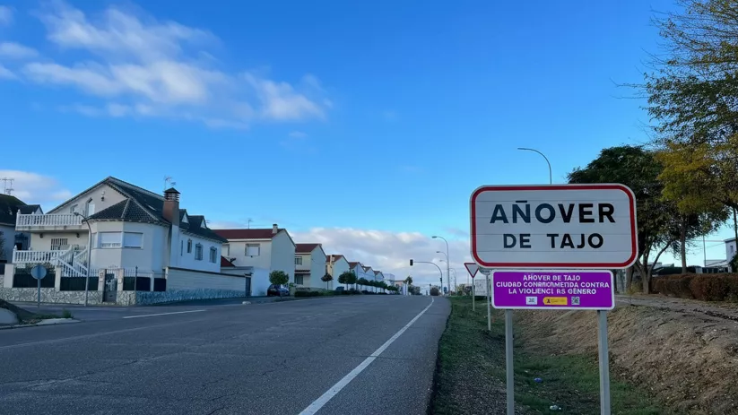 Señal de entrada al pueblo junto a una carretera local