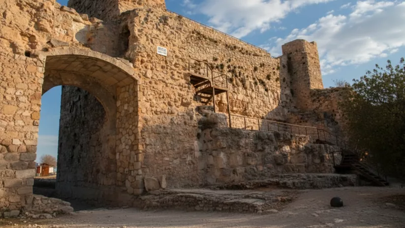 Puerta fortificada y torre bajo cielo azul
