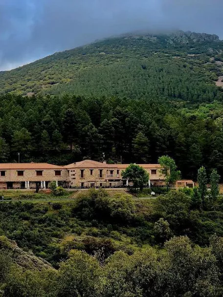Alojamiento rural rodeado de bosque y montañas