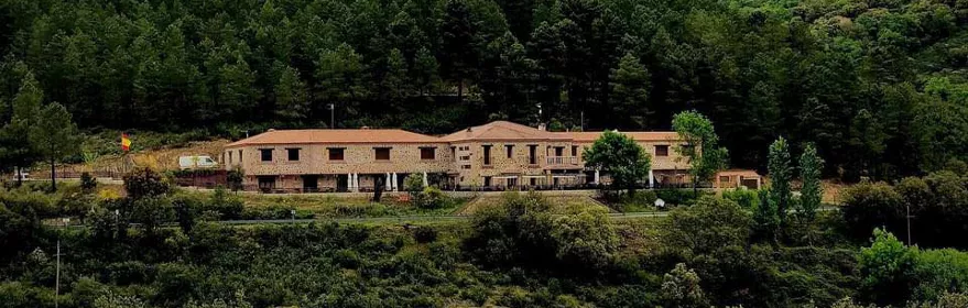 Alojamiento rural rodeado de bosque y montañas