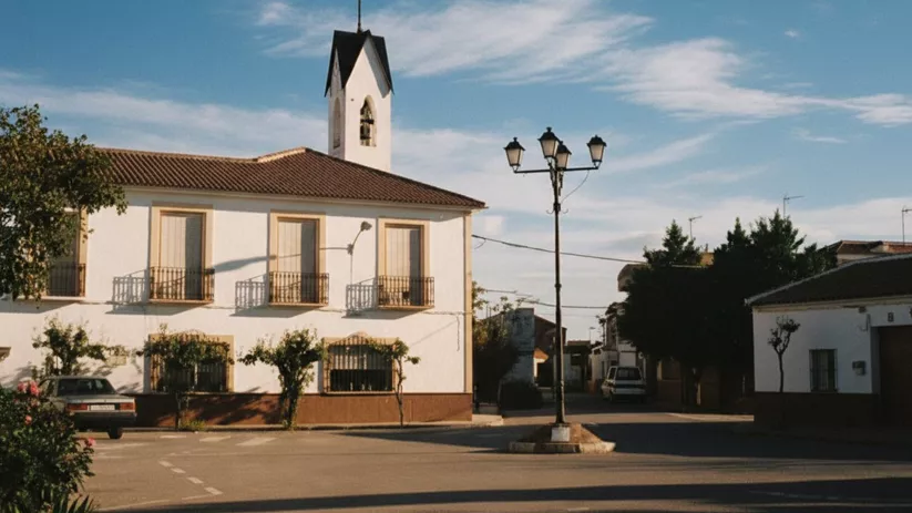 Edificio con espadaña en plaza tranquila