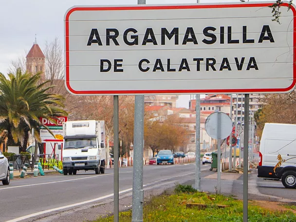 Señal de entrada a población junto a carretera urbana