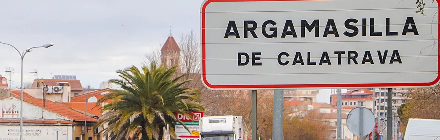Señal de entrada a población junto a carretera urbana