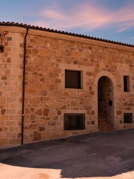 Vivienda tradicional de piedra en una calle tranquila.