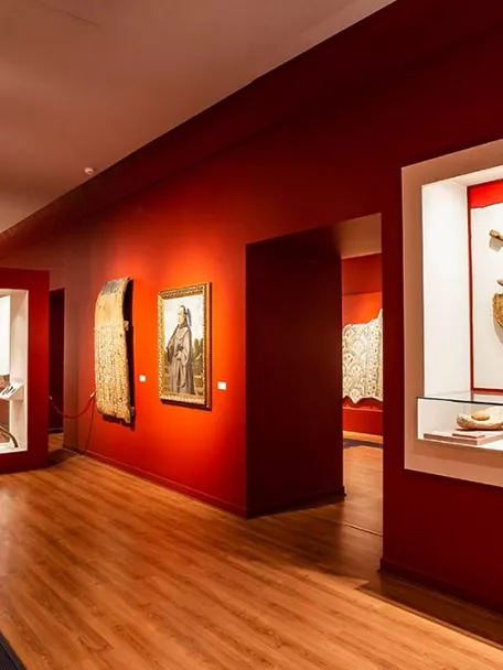 Sala de museo con vitrinas