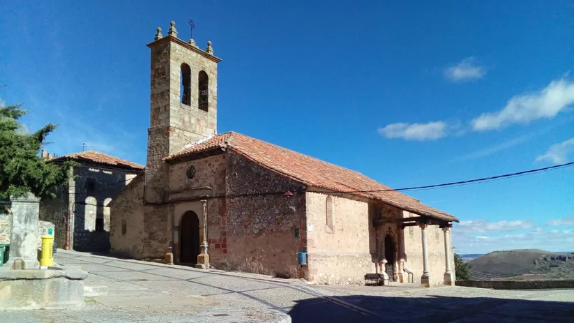 Vista general de iglesia sobre plaza empedrada