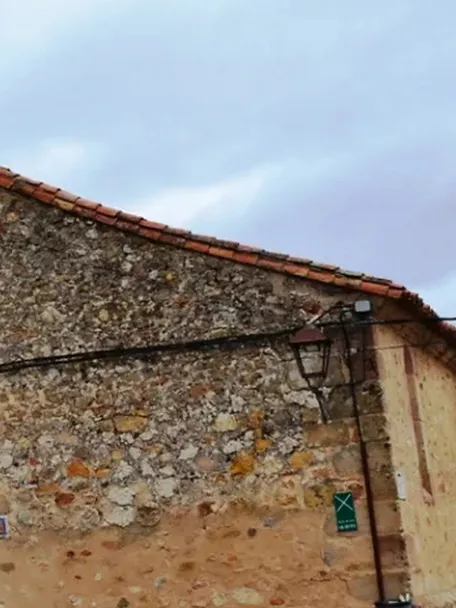Fachada de templo románico de piedra