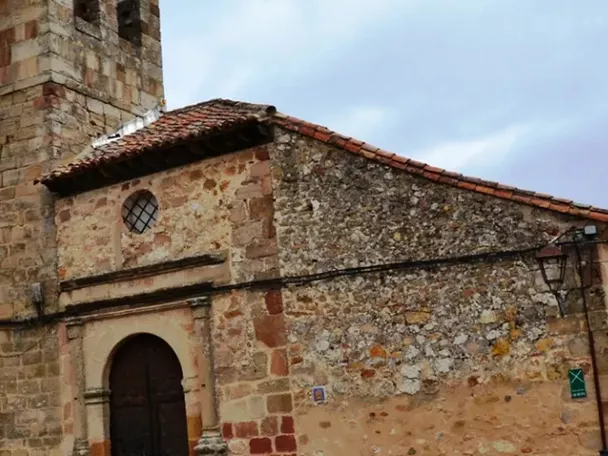 Fachada de templo románico de piedra