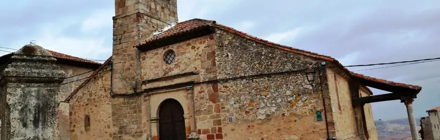 Fachada de templo románico de piedra