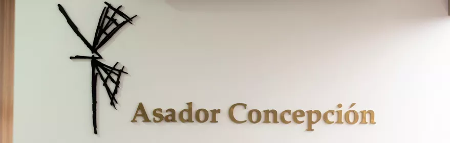 Logotipo dorado en pared blanca minimalista