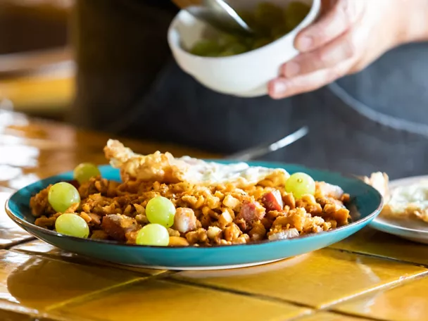 Plato tradicional con huevo frito y uvas