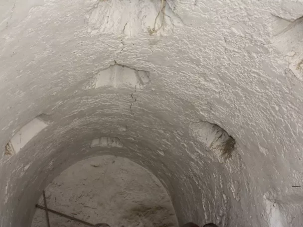 Bóveda encalada con lucernas excavadas en el techo.