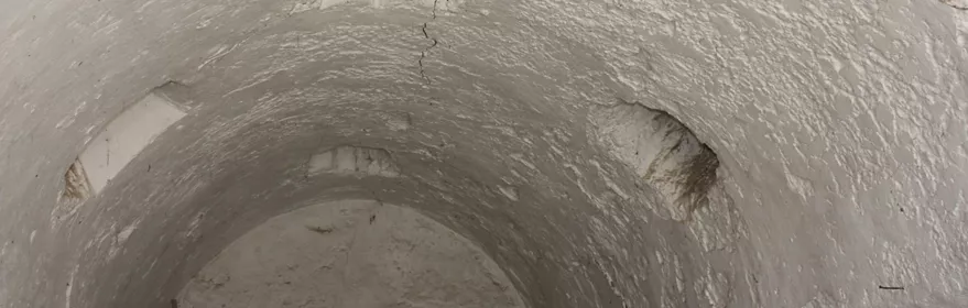 Bóveda encalada con lucernas excavadas en el techo.