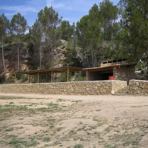 Zona de barbacoa en la playeta del Cabriel en Villora