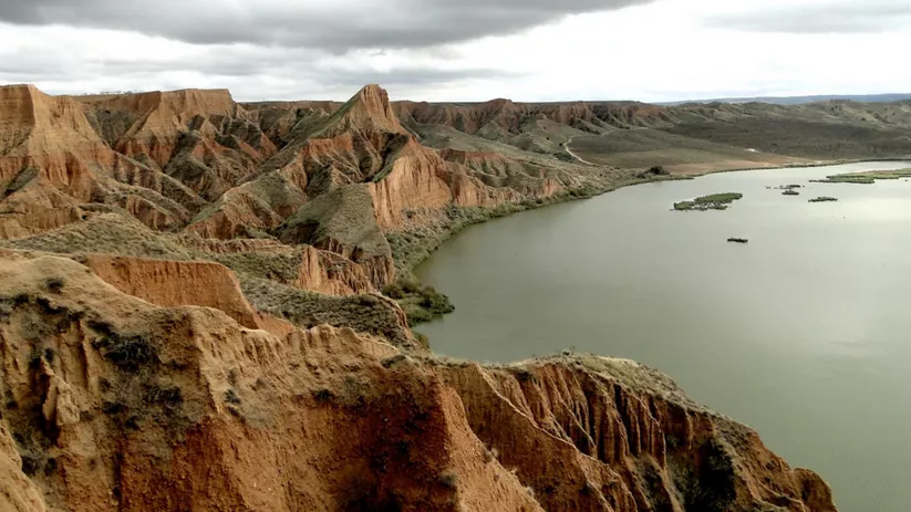 Formaciones erosionadas sobre un gran lago interior