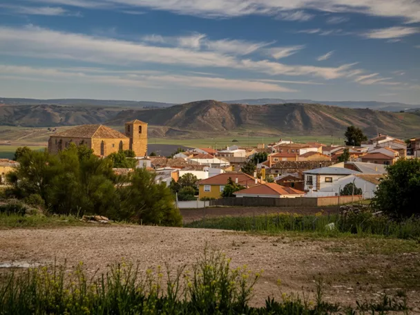 Vista general del pueblo y entorno agrícola.
