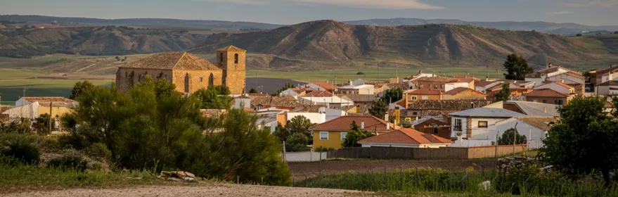 Vista general del pueblo y entorno agrícola.