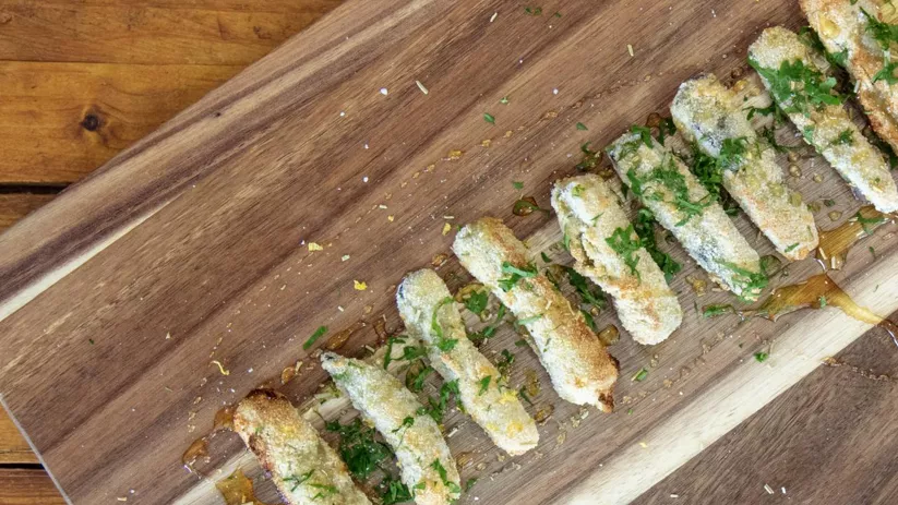 Imagen de la receta con berenjena de Almagro crujiente con miel de la alcarria y pan de cruz