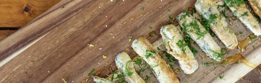 Imagen de la receta con berenjena de Almagro crujiente con miel de la alcarria y pan de cruz