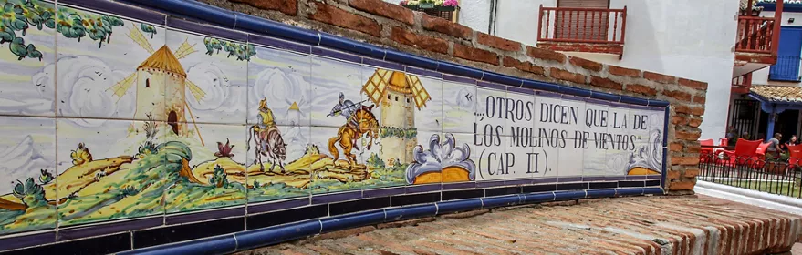 Banco de ladrillo con mural cerámico de molinos y caballeros