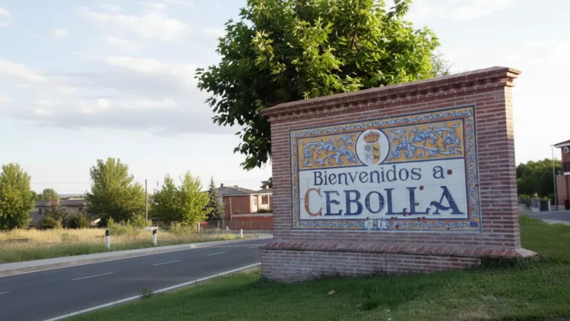 Señal de entrada a la localidad junto a una carretera
