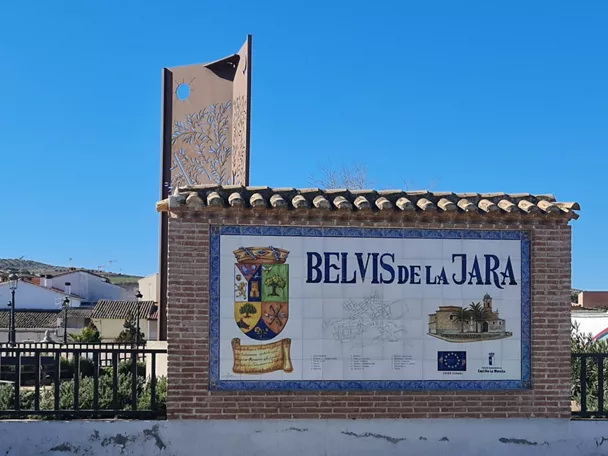 Panel cerámico informativo junto a una señal de bienvenida