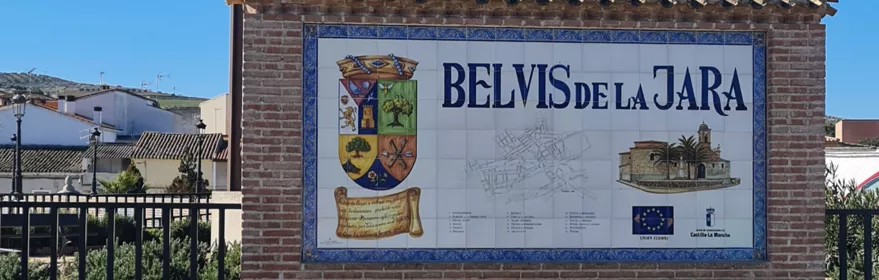 Panel cerámico informativo junto a una señal de bienvenida