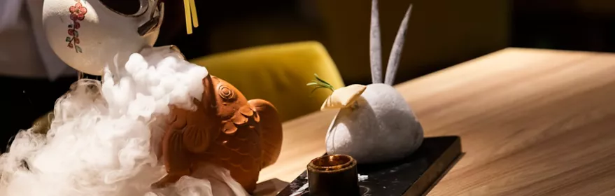 Servicio de plato con humo en mesa de madera