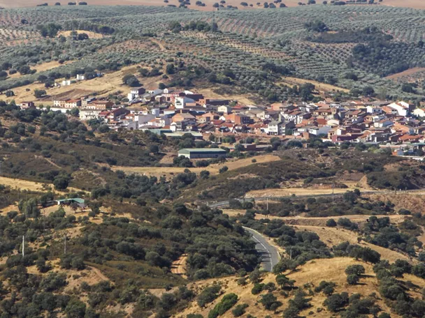 Vista aérea de un núcleo rural rodeado de olivares y colinas