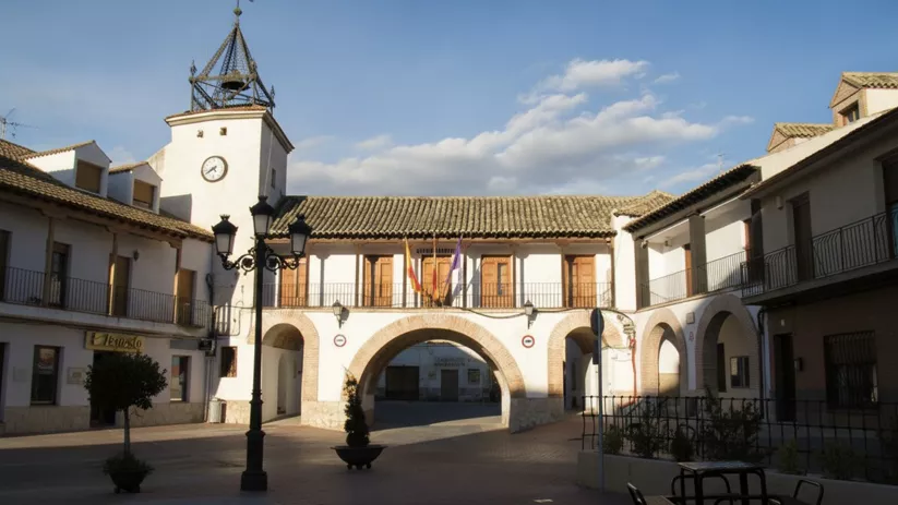 Vista frontal de plaza mayor con arcos y balcones