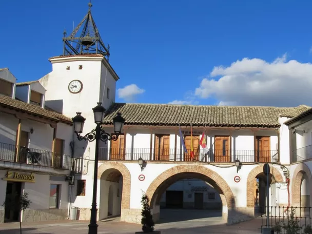 Plaza porticada con edificio consistorial y torre del reloj