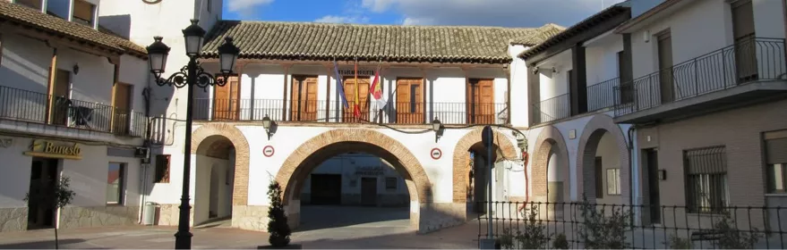 Plaza porticada con edificio consistorial y torre del reloj