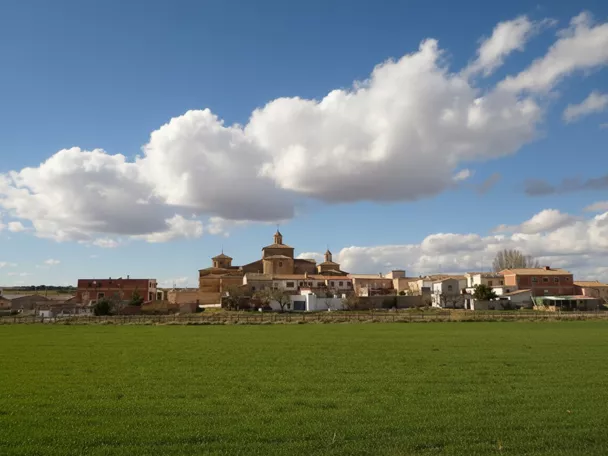 Vista general del pueblo y campos verdes.