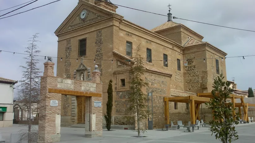 Conjunto histórico de piedra sobre una colina rodeado de vegetación