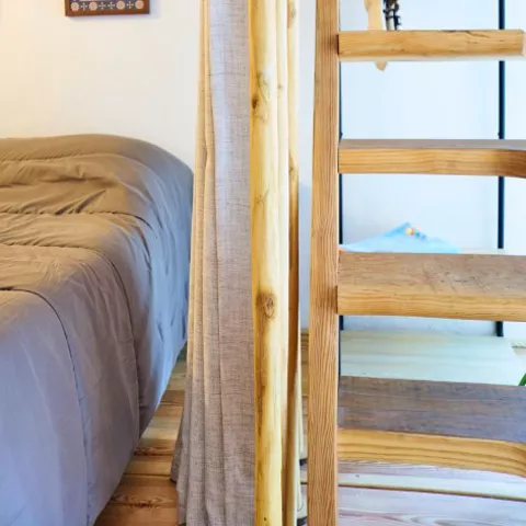 Dormitorio altillo y escalera buhardilla