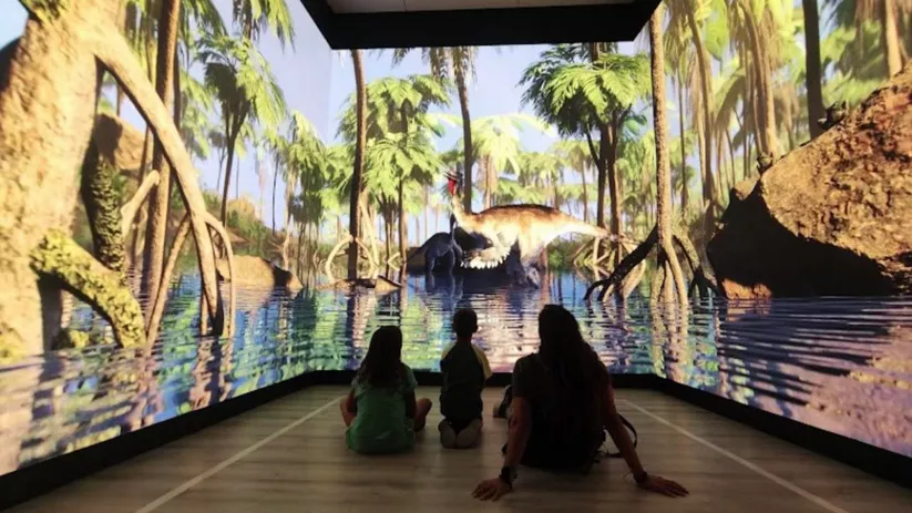 Experiencia inmersiva sobre vida prehistórica.