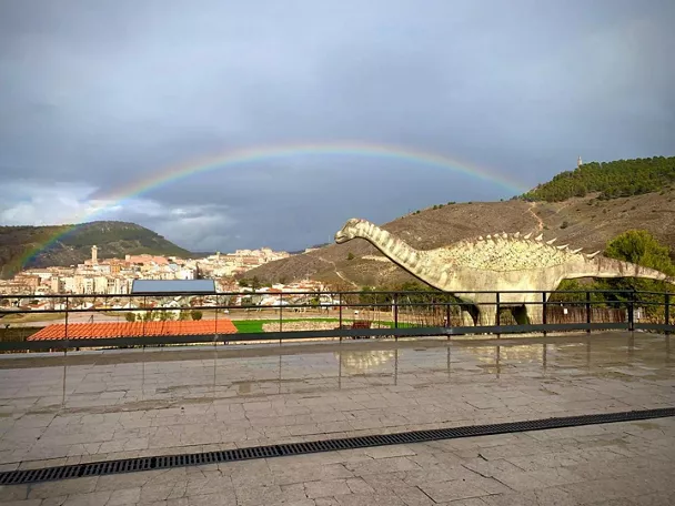 Mirador panorámico con escultura prehistórica.
