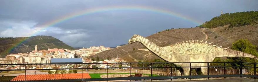 Mirador panorámico con escultura prehistórica.