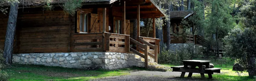 Cabañas en Cuenca Llano de los Conejos – Alojamiento rural en cabañas de madera con encanto en la Serranía de Cuenca, rodeadas de bosques, ríos y naturaleza. Disponen de piscina ecológica, zona infantil con cabaña en los árboles, barbacoas y horno de leña durante todo el año, y zonas exteriores en cada cabaña. Están totalmente equipadas y separadas entre sí, con cocina, aire acondicionado, calefacción y son pet friendly. Perfectas para escapadas rurales de fin de semana, puentes o vacaciones. Actividades: senderismo, rutas en bici, vías ferratas, piragüismo y observación astronómica. Ubicadas cerca de Cañamares, el Nacimiento del Río Cuervo, la Ciudad Encantada y la Hoz de Beteta, a poco más de 2 horas de Madrid o Valencia.