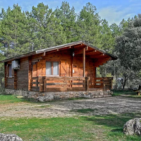 Cabañas en Cuenca Llano de los Conejos – Alojamiento rural en cabañas de madera con encanto en la Serranía de Cuenca, rodeadas de bosques, ríos y naturaleza. Disponen de piscina ecológica, zona infantil con cabaña en los árboles, barbacoas y horno de leña durante todo el año, y zonas exteriores en cada cabaña. Están totalmente equipadas y separadas entre sí, con cocina, aire acondicionado, calefacción y son pet friendly. Perfectas para escapadas rurales de fin de semana, puentes o vacaciones. Actividades: senderismo, rutas en bici, vías ferratas, piragüismo y observación astronómica. Ubicadas cerca de Cañamares, el Nacimiento del Río Cuervo, la Ciudad Encantada y la Hoz de Beteta, a poco más de 2 horas de Madrid o Valencia.